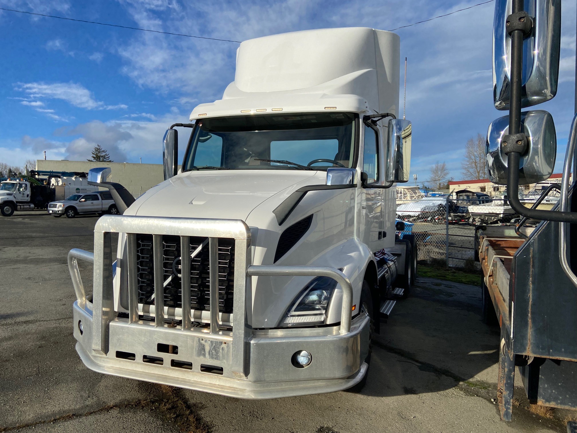 2022 VOLVO VNR64T300 2022 VOLVO VNR64T300 - image 1 of 5