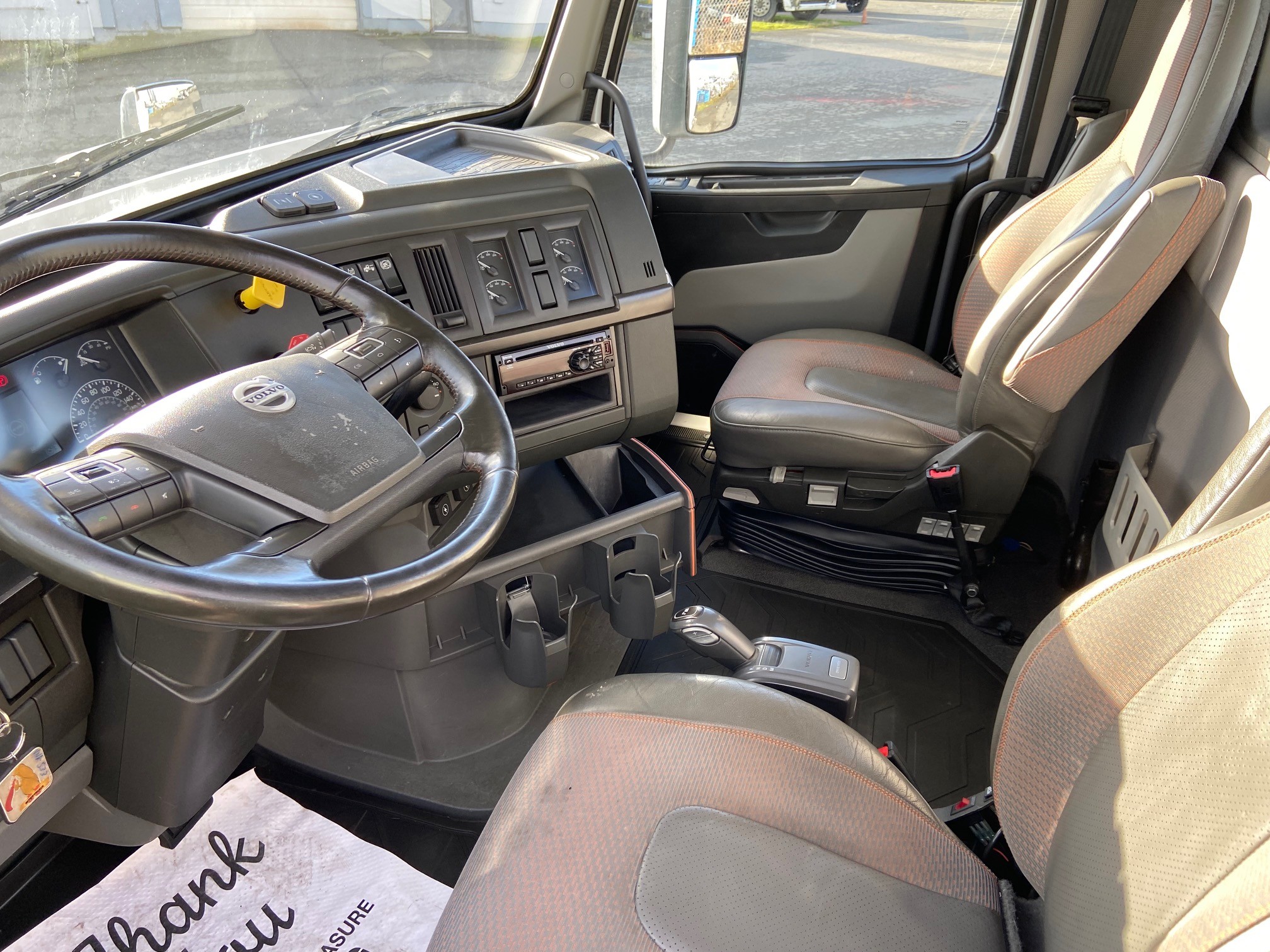 2022 VOLVO VNR64T300 2022 VOLVO VNR64T300 - image 3 of 5