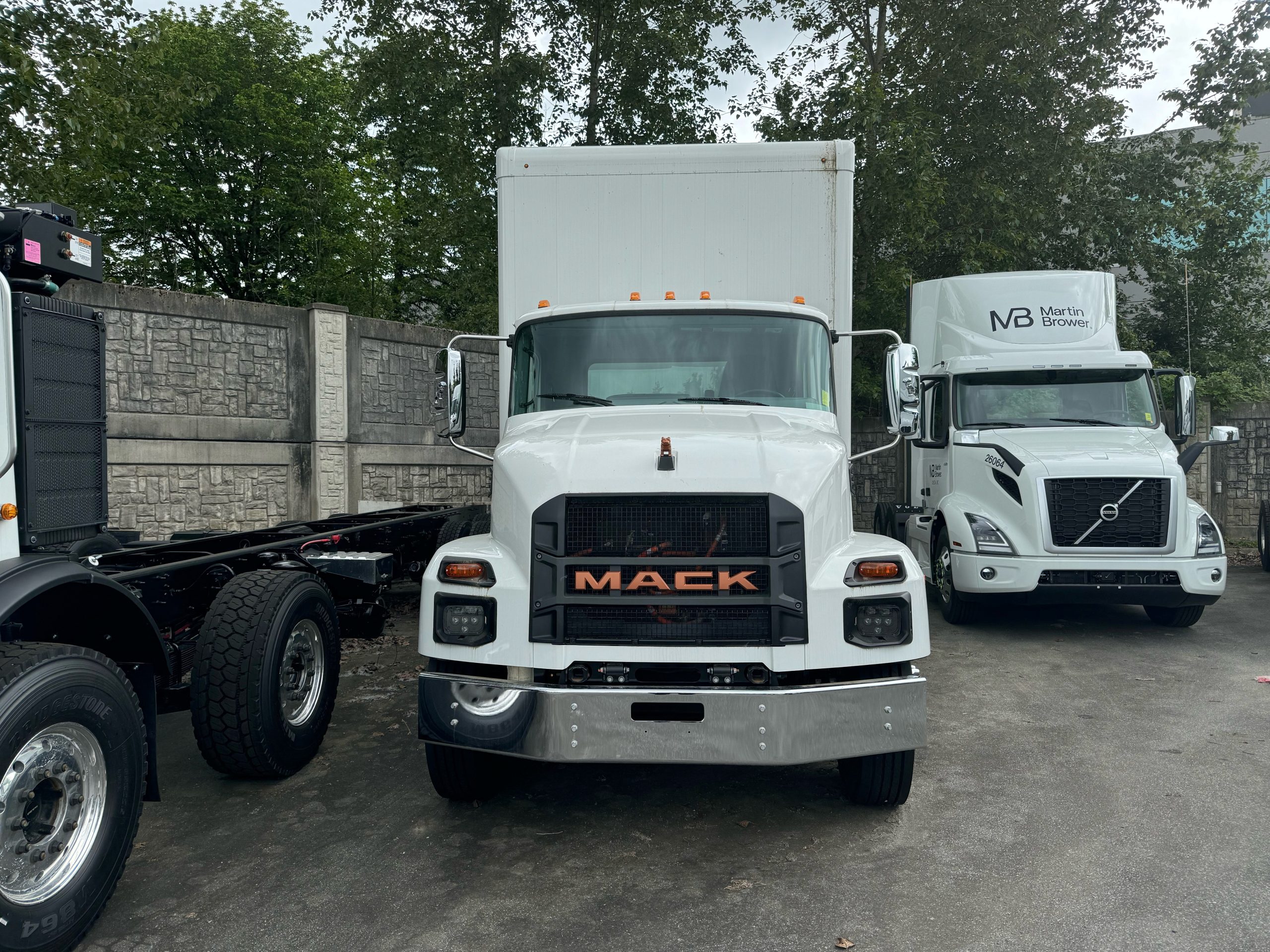2025 MACK MDe 2025 MACK MDe - image 2 of 2