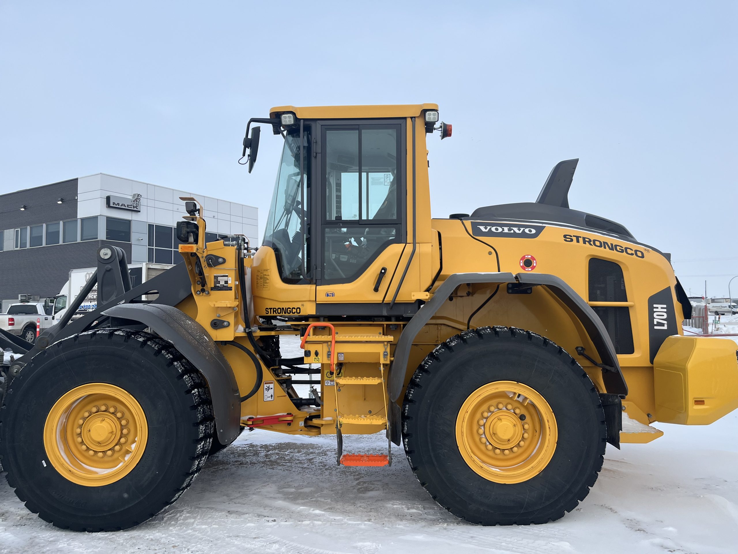 2023 VOLVO L70H - image 3 of 5