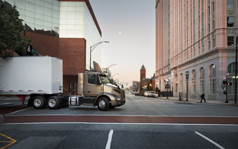 Volvo Trucks VNR 400 Volvo Trucks VNR 400 - image 1 of 4