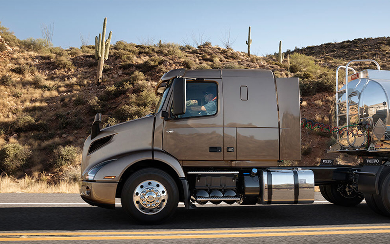 Volvo Trucks VNR 400 Volvo Trucks VNR 400 - image 3 of 4